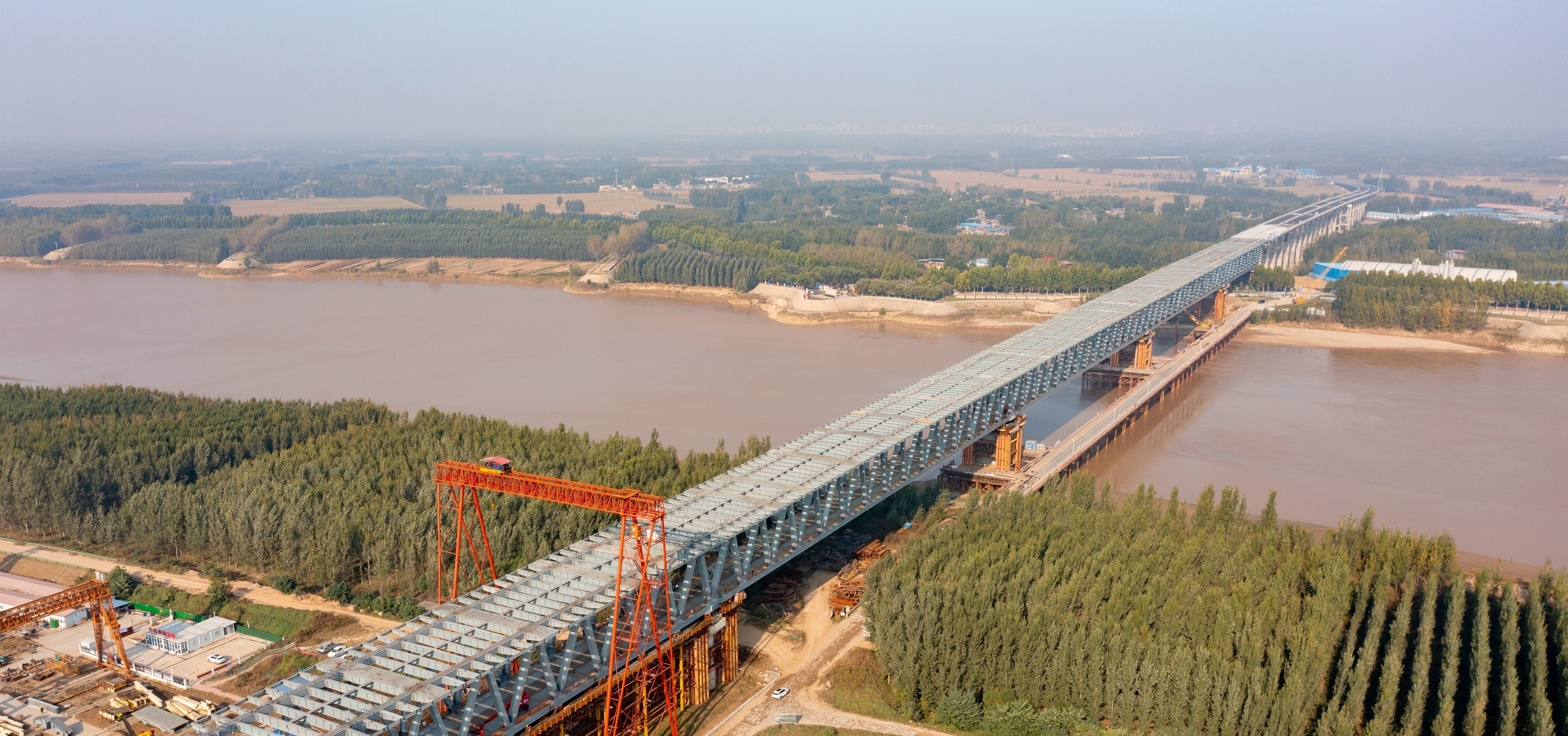 建邦聊泰黄河公铁大桥顺利合龙，力争今年底建成通车