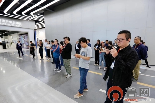 【追寻建党百年足迹 网络名人山东行】人工智能国际客厅：“黑科技”云集强力释放“磁场效应”