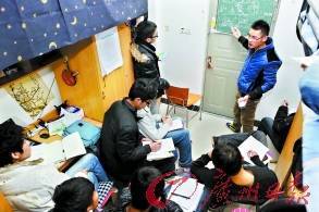 学霸怕室友挂科在寝室上小课，“羡慕不来系列啊”