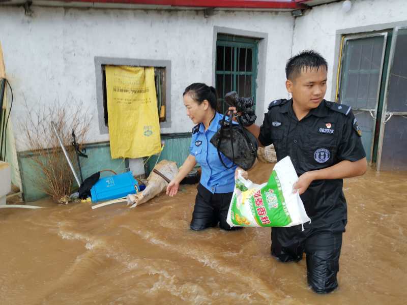 别怕，有我！山东公安全力防汛救灾，500名特警随时准备跨区域驰援