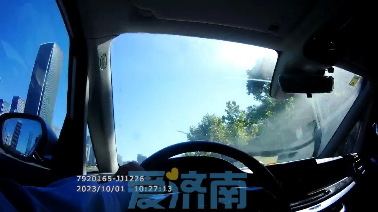 急！外地游客孩子胳膊脱臼，济南交警“狂飙”6分钟护送就医