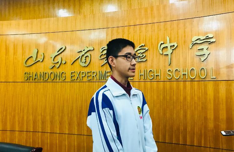 山东17岁少年发起“捡跑团” 发动近80人跑步捡垃圾获全国点赞