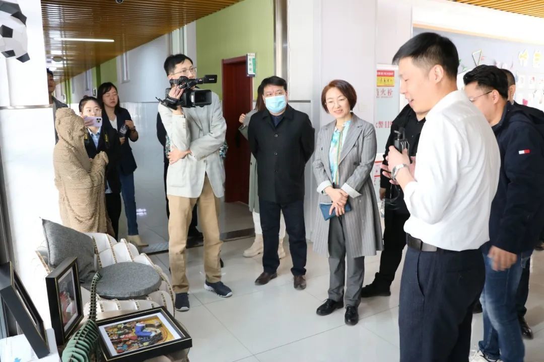 市中区政协专题商量调研活动走进经纶小学