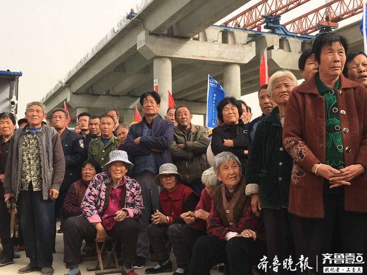 刚刚！枣菏高速跨京沪铁路转体桥顺利完成转体
