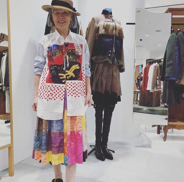 周杰伦妈妈好会穿|冲上热搜！周杰伦妈妈好会穿 完全可以走秀场了！