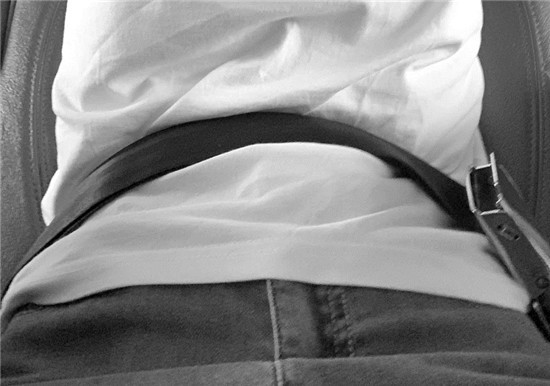 都系了安全带，为何妈妈被撞成肠破裂？