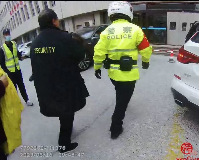 幼童高烧昏迷抽搐  济南交警紧急救助