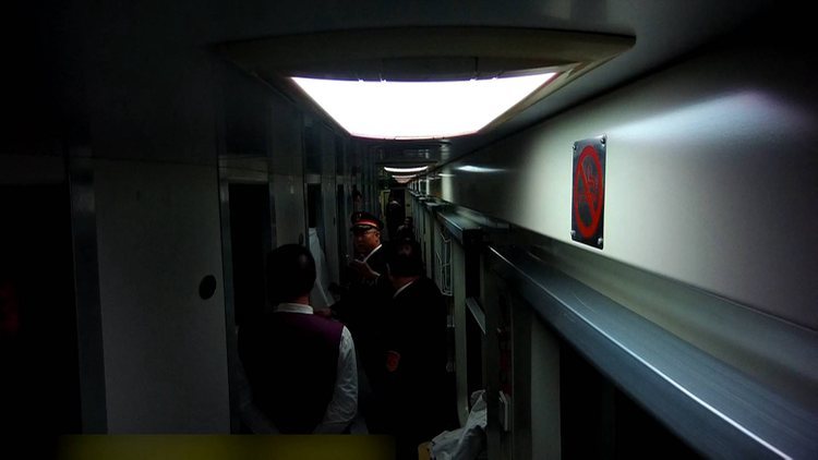 暖心！准妈妈火车上突然生产 广播员变身接生员