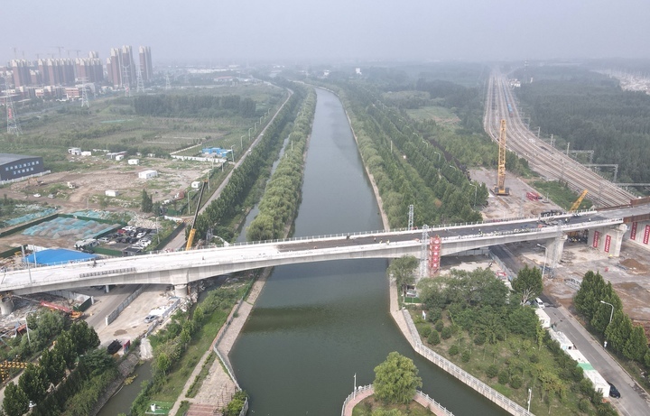 济郑高铁山东段跨小清河特大桥展现雄姿