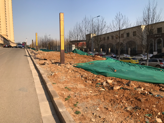 【啄木鸟在行动】历城区华盛路凤凰国际小区门口有渣土覆盖不全