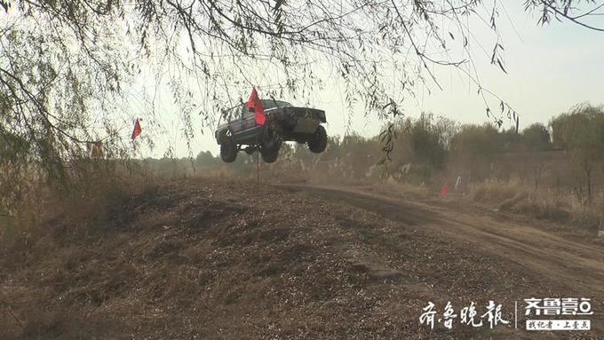 咋回事！黄河滩上数十辆越野车上演“速度与激情”