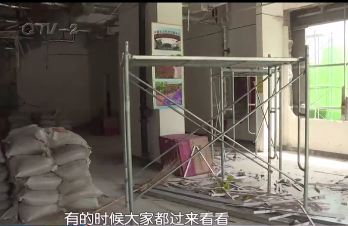 青岛高楼一层承重墙被砸，整个楼体晃得厉害，居民吓傻了