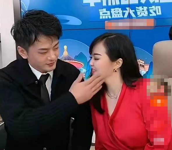 算什么男人！辛巴直播拉着老婆连踢5脚，网友：太恶心了