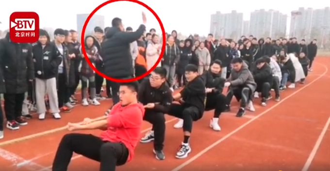 先让对方30秒！体育老师淡定指挥拔河，网友：攻其不备出其不意，妙哉