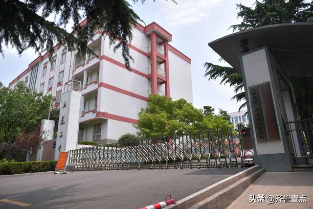 山东一女教师用课本抽打学生丢“饭碗”，被ps进班级毕业照