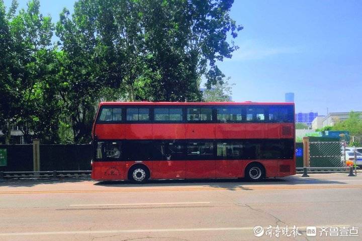 济南双层巴士配属k202公交线路，开始沿经十路试车
