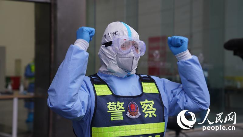 “表情包”“比心”向“方舱”告别