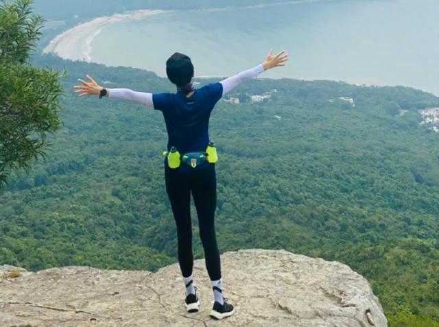 刘嘉玲拿500万古董插花,|刘嘉玲拿500万古董插花 疑似为在家中所拍摄