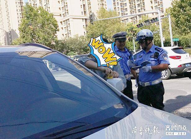 青岛交警上路抓捕“小黄鸭”！车镜上贴它的车主都被罚款100元