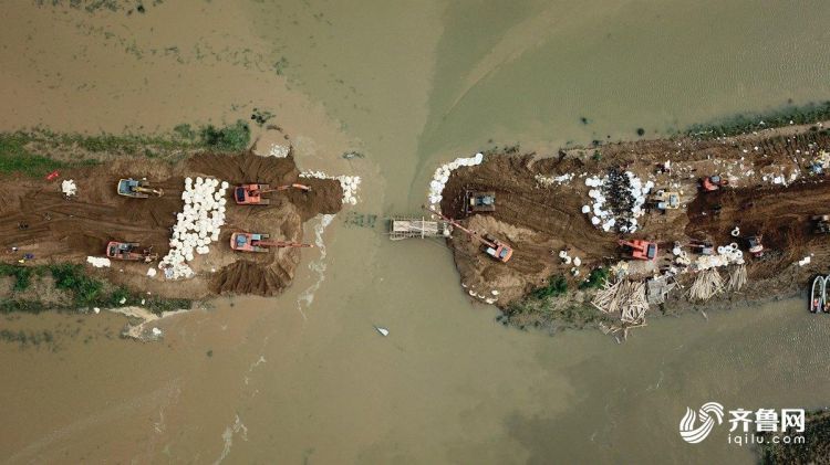 多台重型机械合力作业！航拍寿光弥河堤坝修复实况