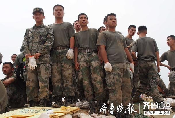 有人为你负重前行，寿光弥河决口的大堤上的感人画面