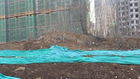【啄木鸟在行动】济南市历下区智远街道中垠御苑有大片渣土未覆盖完全
