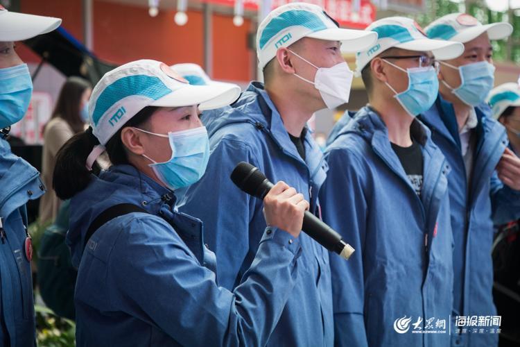 山东第十二批援助湖北医疗队在机场歌唱《我和我的祖国》为自己加油