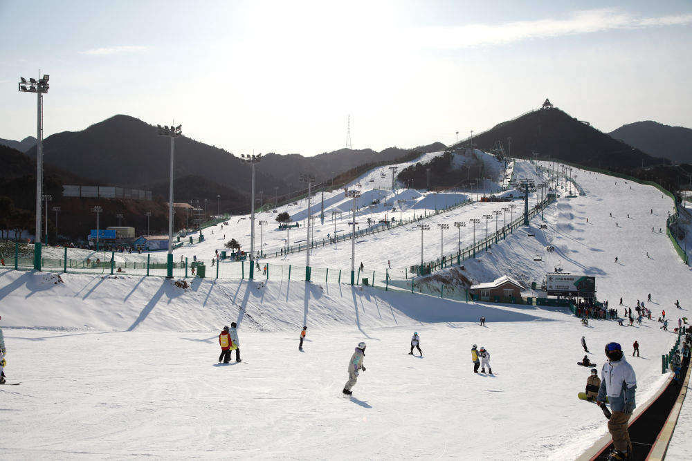 长城脚下“冰雪忙”