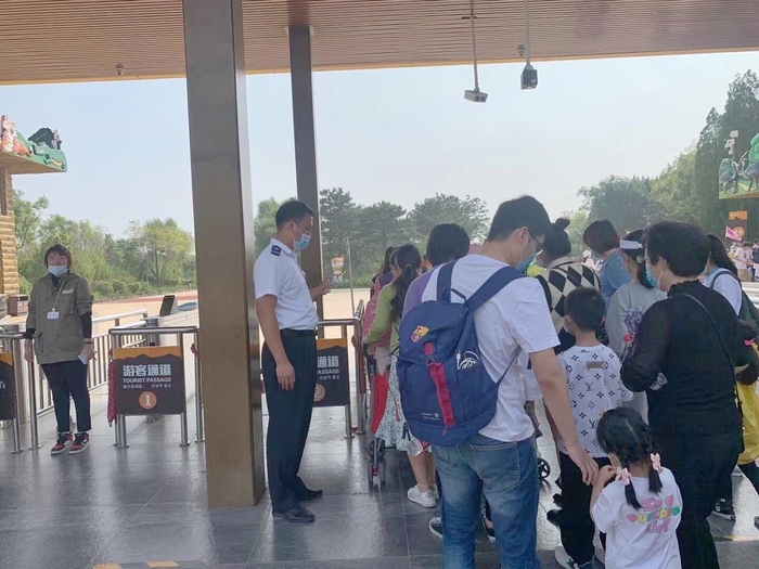 国庆假期第二天 济南汽车总站流量平稳 近郊游火热