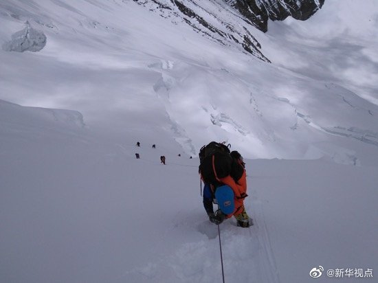 修路运输队员突破北坳天险 预计12日修通顶峰路线