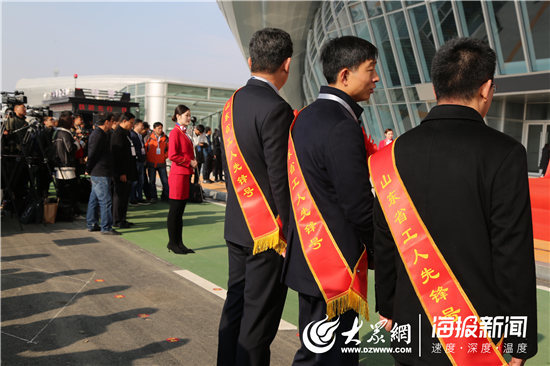 通车仪式上 为高铁保驾护航的建设者位列在前