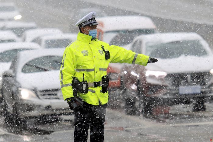 初雪暖情 槐荫区战风雪的温暖瞬间