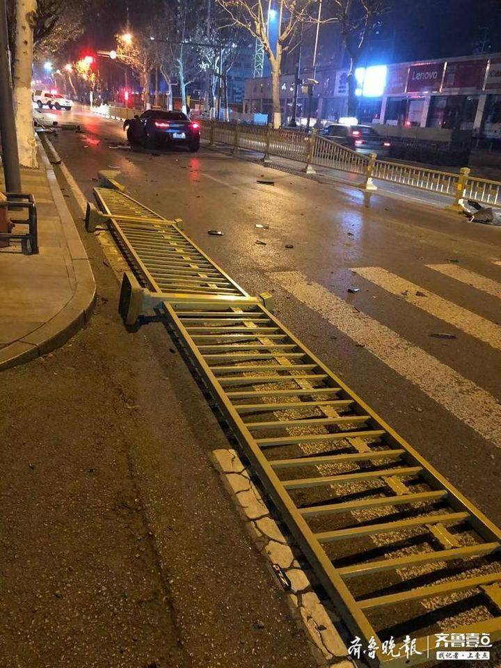 凌晨，济南街头一轿车失控撞坏十余米护栏！多亏当时车少人稀……