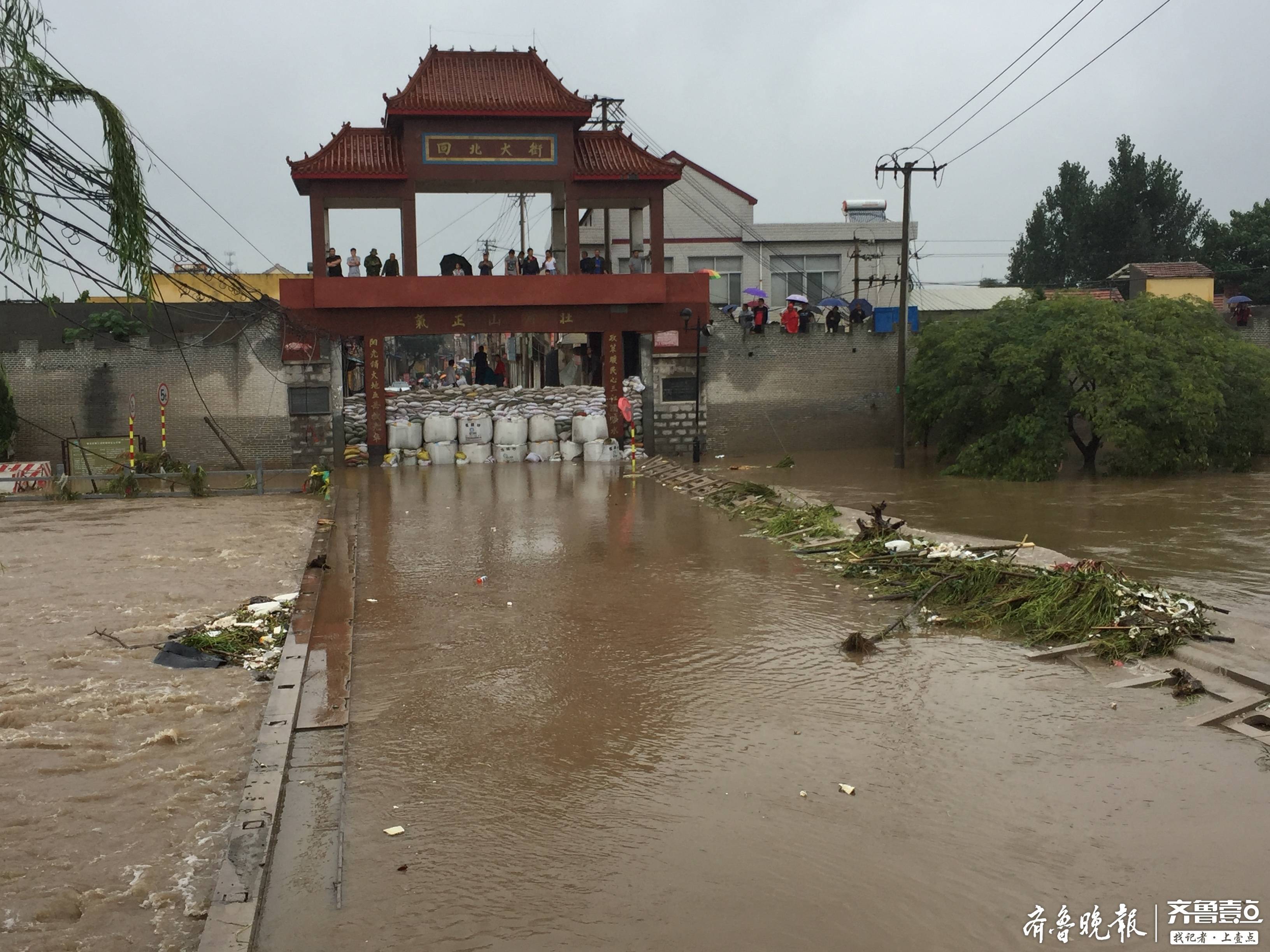 章丘回村：400余吨沙子筑成防水墙，积水退去集市如约开放