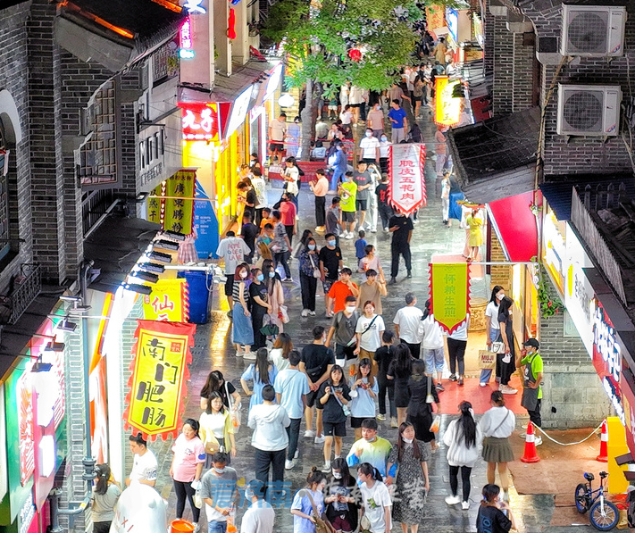 烟火气十足，夏夜宽厚里点亮夜经济