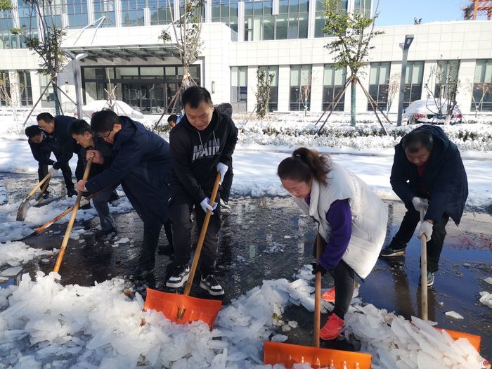 全员扫雪铲冰  能源济小华扫出一道道温暖安全路