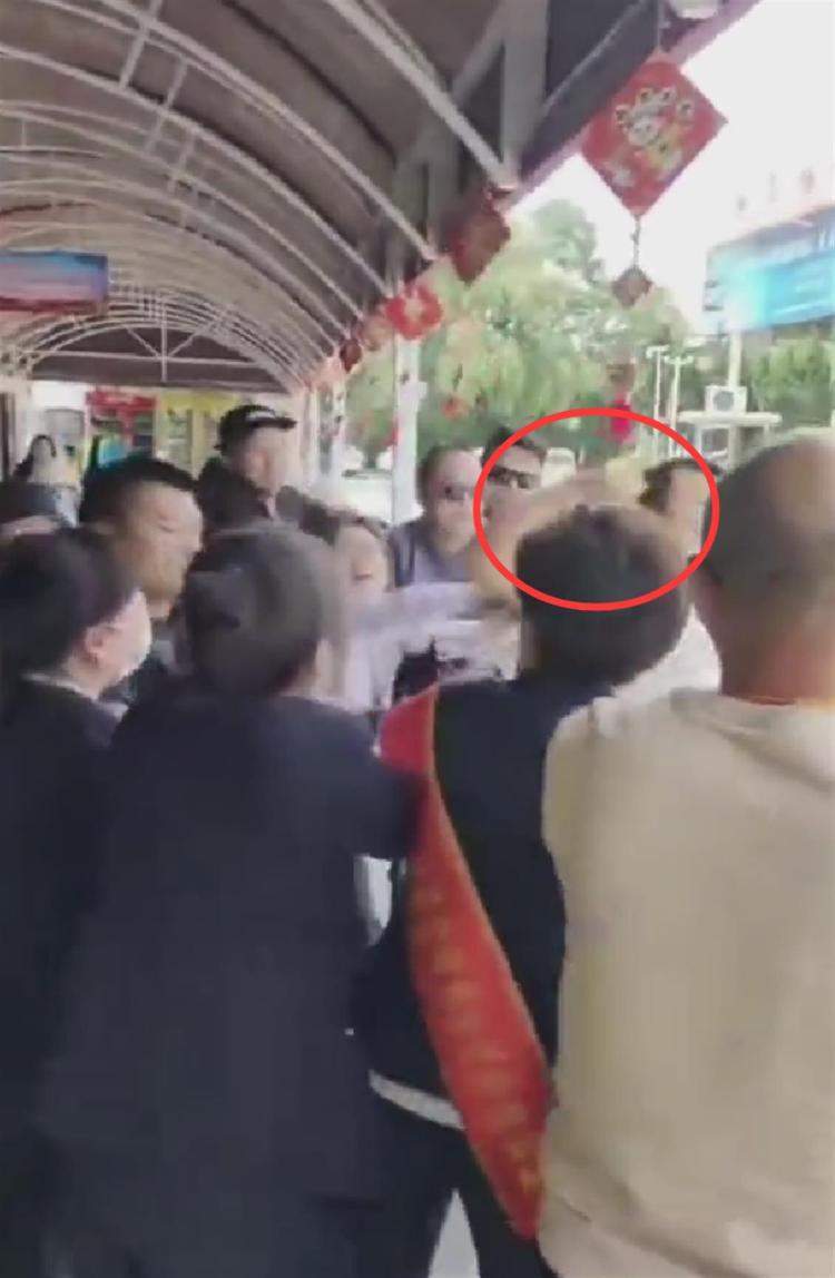 西安兵马俑景区女讲解员疑遭“黑导游”殴打，游客出面作证，警方介入调查