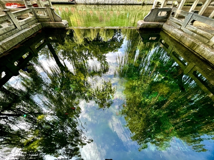 谁打翻了调色盘 一半落入水面 一半铺满天边