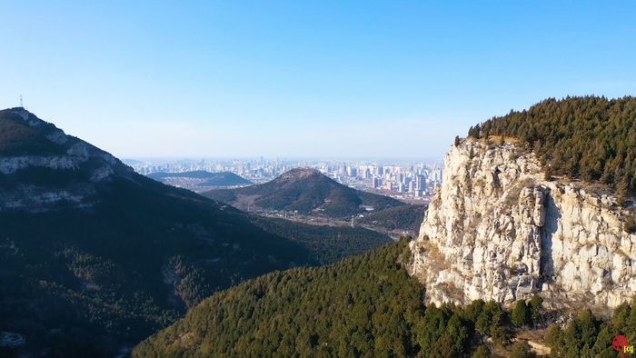 【飞阅泉城】俯瞰佛慧山：悬崖峭壁蔚为壮观 山势峭拔风景如画