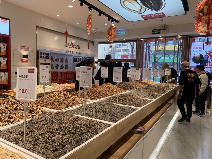 兔年春节将至 济南炒货市场迎来热销