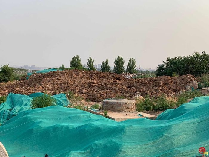 【啄木鸟在行动】章丘区玉泉湖公园附近渣土未覆盖 防尘措施有待加强
