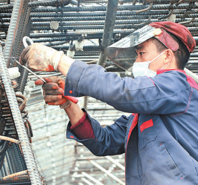 加快在建和新开工项目建设进度（统筹抓好改革发展稳定各项工作）