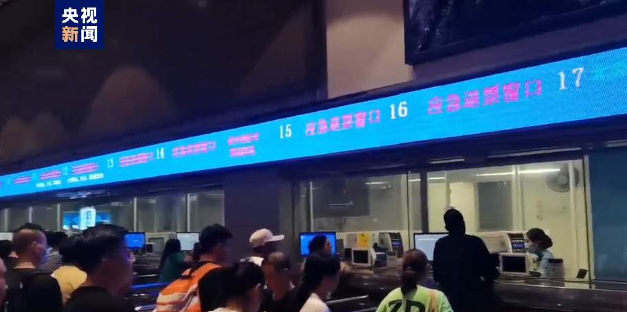 北京西站启动临时候车区 供滞留旅客休息