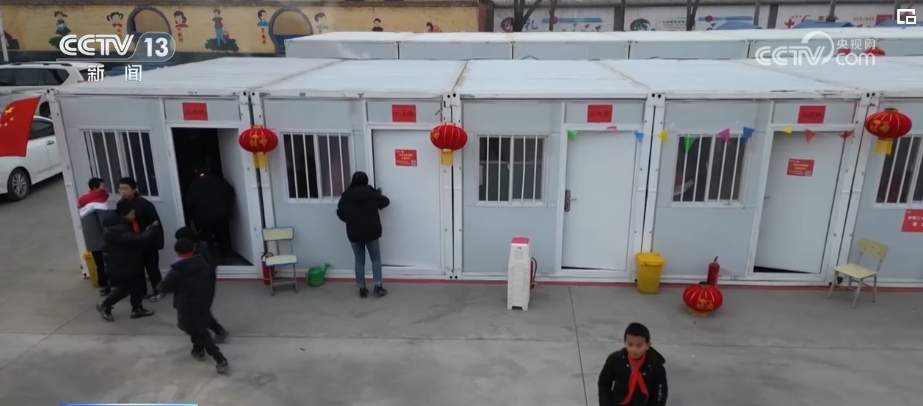 图书角、WiFi、教学用具……灾区教育板房装扮一新 全部投入使用