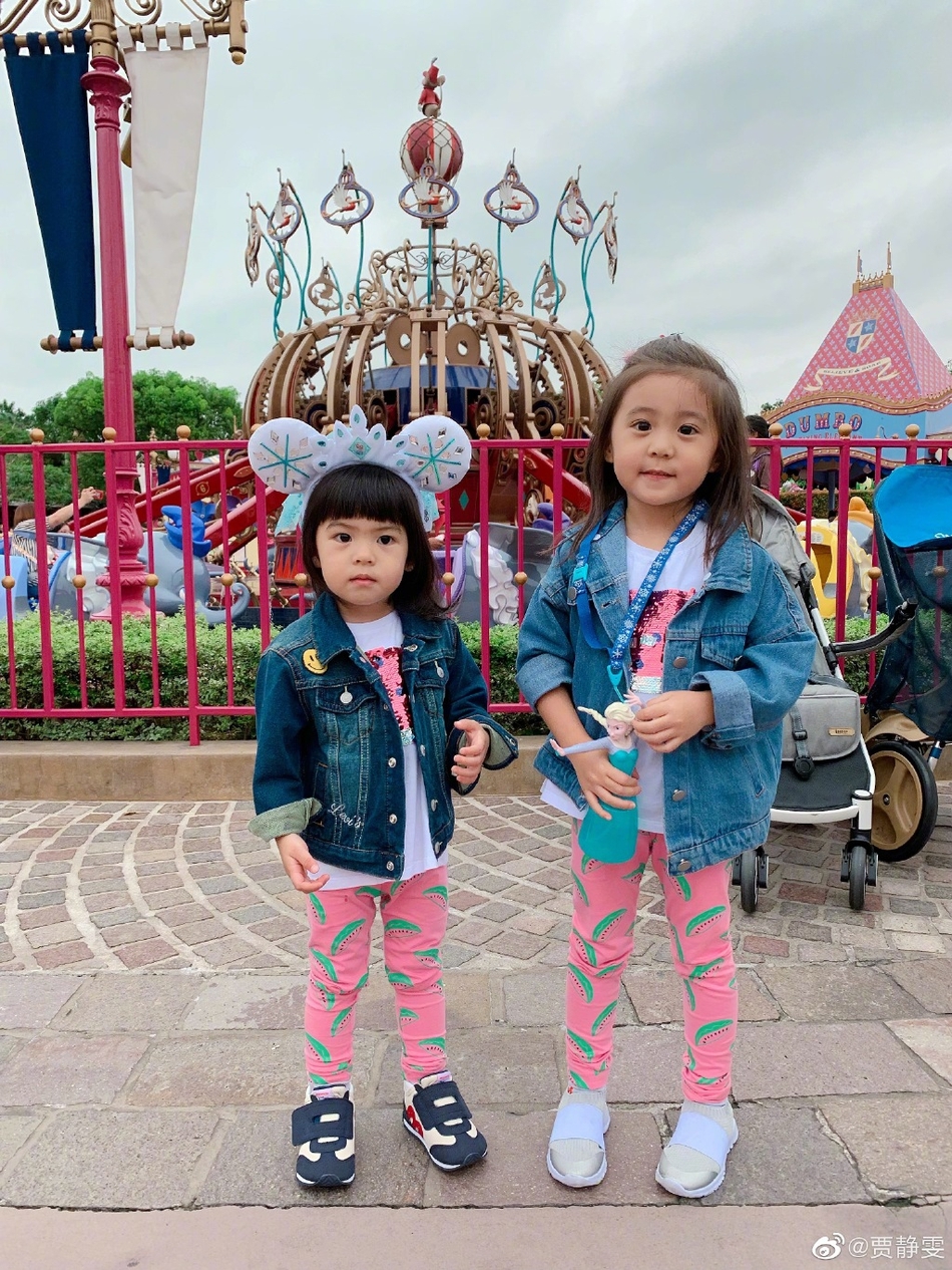 贾静雯母女同框游迪士尼 做鬼脸自拍温馨又搞笑