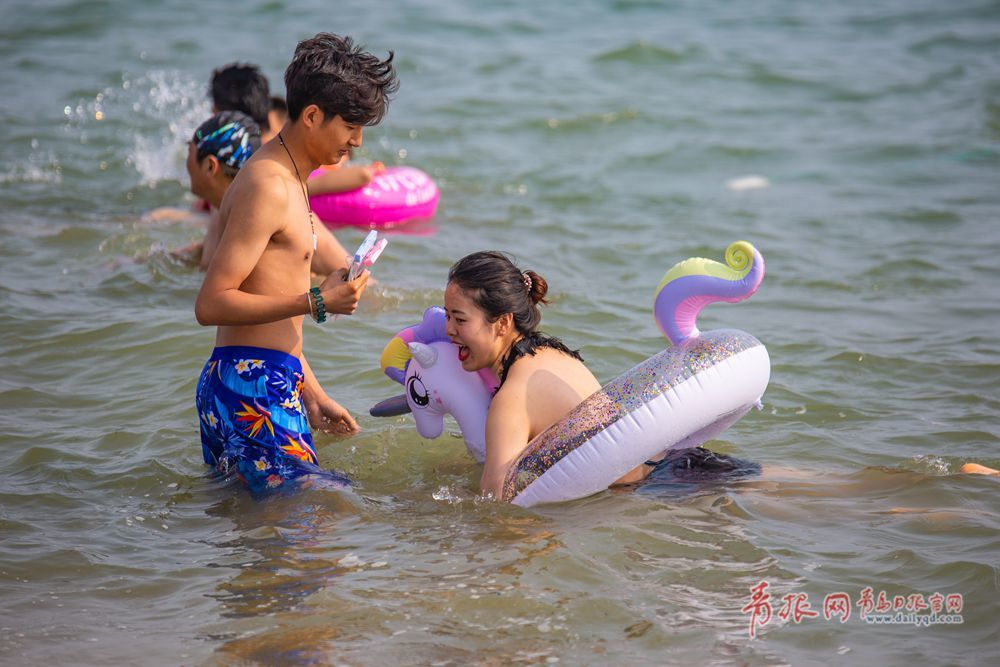 气温升高，青岛开启洗海澡模式！
