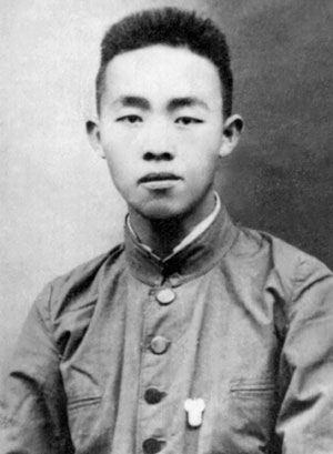 王尽美烈士嫡孙王明华、王爱华到济南革命烈士陵园祭扫