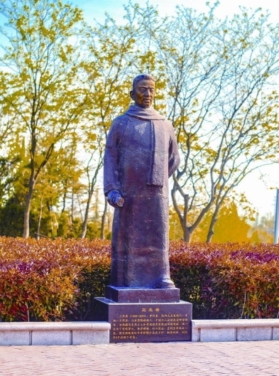 王尽美烈士嫡孙王明华、王爱华到济南革命烈士陵园祭扫