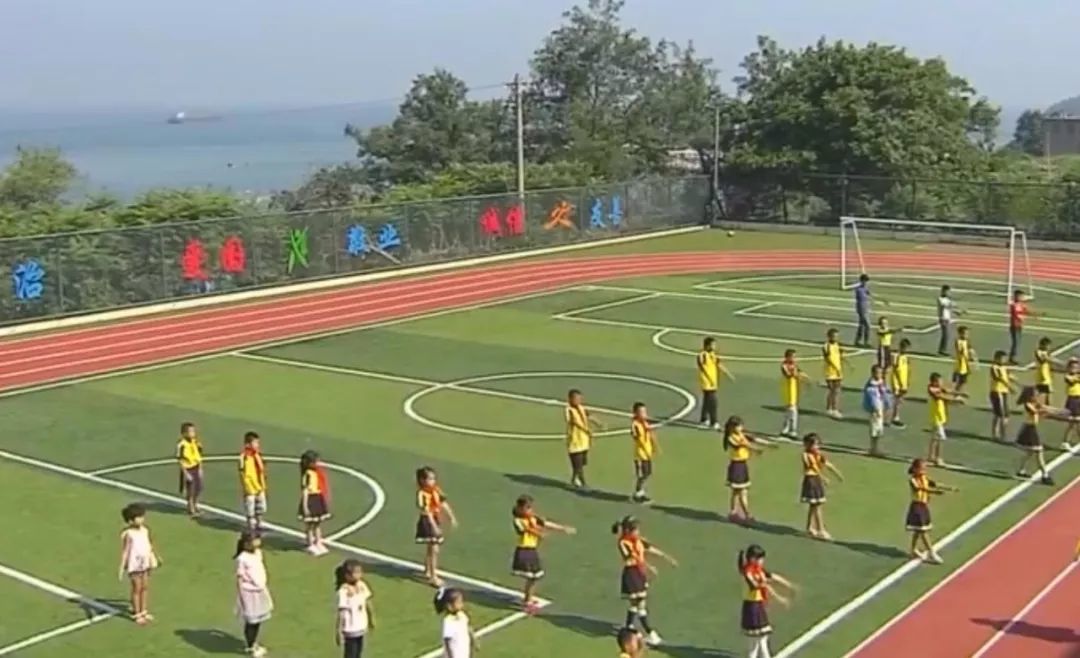 催泪！带着女儿去岛上！80后女教师坚守海岛5年