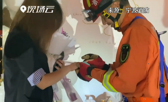 消防员专有浪漫！抗洪归来消防员高空索降求婚 网友：好甜好甜，祝幸福